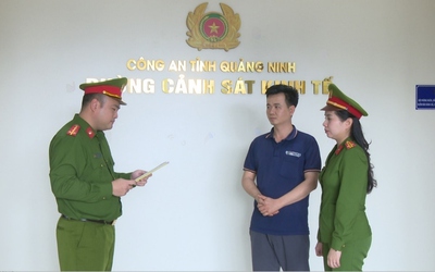 Khởi tố 2 mẹ con pha axit acetic với nước máy để làm dấm giả