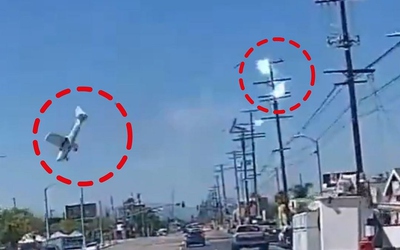 Máy bay va chạm với đường dây điện rồi rơi xuống đất