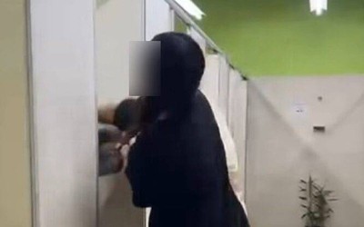 Bị quay lén trong nhà vệ sinh, người phụ nữ đấm tên biến thái tới tấp