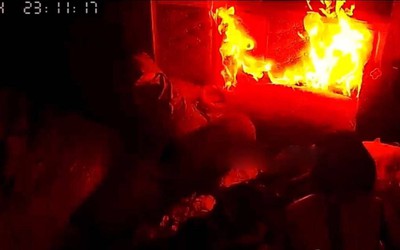 Sạc dự phòng bất ngờ phát nổ, mẹ vội ôm con bỏ chạy