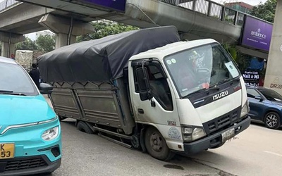 Bánh xe tải sụt hố "hố tử thần" trên đường Nguyễn Trãi, Hà Nội
