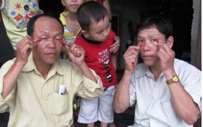 "Kỳ nhân dị sĩ" ăn ớt như rau, chà ớt vào mắt vẫn bình thản, bí ẩn phía sau gây sốc