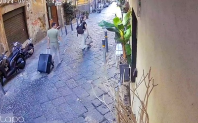 Đang đi bộ, cô gái tử vong khi bị bức tượng rơi trúng đầu