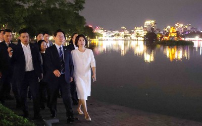 Tổng thống Hàn Quốc và Phu nhân tản bộ, ăn kem, ngắm Hà Nội về đêm