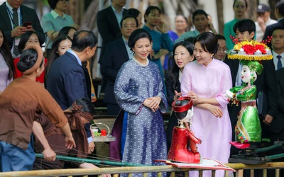 Phu nhân Ngô Phương Ly và Phu nhân Tổng thống Hàn Quốc thăm bảo tàng, xem múa rối nước