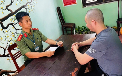 Đối tượng trong nhóm lừa đảo livestream đổ thạch ra đầu thú