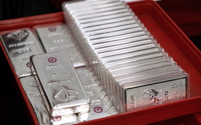 Giá bạc hôm nay (24/4): Giá bạc trong nước và thế giới sụt giảm liên tục