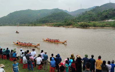 Tưng bừng lễ hội đua thuyền trên sông Ngàn Phố