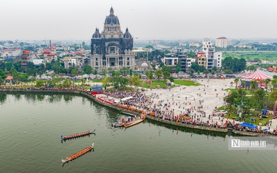 Hàng nghìn người reo hò, cổ vũ giải bơi thuyền dịp Giỗ Tổ