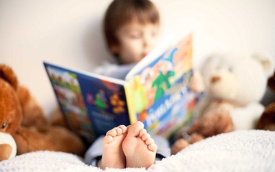 Bắt trẻ đọc sách, người lớn xem điện thoại