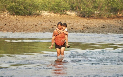 Không có cầu, cha mẹ "nín thở" cõng con vượt sông đến trường