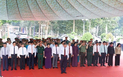 Tổng Bí thư, Chủ tịch nước Tô Lâm dâng hương tưởng niệm các Anh hùng liệt sĩ tại Tây Ninh