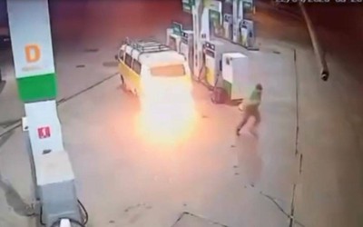 Đang bơm nhiên liệu, xe van bốc cháy ngùn ngụt