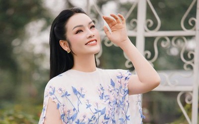 Nữ NSƯT là Phó giáo sư, khoe nhan sắc "hack tuổi' trong biệt thự đẹp như mơ
