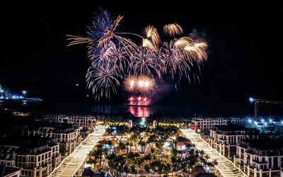 Cát Bà đón dòng khách lớn đêm khai trương VUI-Fest, vịnh trung tâm bùng nổ không khí lễ hội