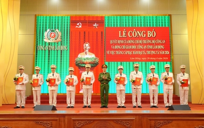 Thăng cấp bậc hàm cho 98 cán bộ chủ chốt Công an Lâm Đồng