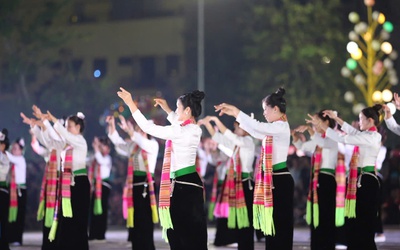 Tôn vinh di sản Xòe Thái qua hội thi quy mô lớn tại Lào Cai