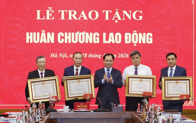 4 Thứ trưởng Bộ Nông nghiệp và Môi trường nhận Huân chương Lao động