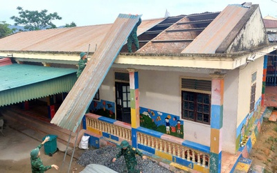 Dông lốc kèm mưa lớn khiến hàng chục nhà dân, trường học ở Nghệ An tốc mái, hư hỏng nặng