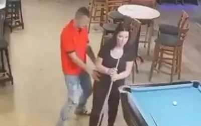 Đang đánh bi-a với chồng, người phụ nữ bị gã đàn ông sàm sỡ