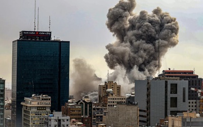 Ông Trump đe dọa tấn công các cây cầu và nhà máy điện của Iran