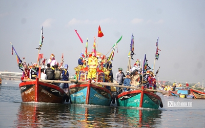 Lướt sóng trải nghiệm lễ hội Cầu Ngư hơn 200 năm tuổi trên đầm Thị Nại
