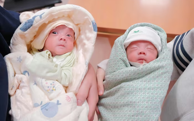 Hành trình kỳ diệu giành lại sự sống cho cặp song sinh sinh non 900 gram