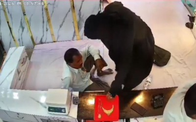 Người phụ nữ vờ mua hàng rồi dùng súng cướp cửa hàng trang sức