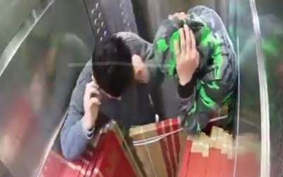 Quá tải, thang máy đột ngột rơi xuống đất