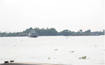 Vội bước xuống khi phà chưa cập bến, người phụ nữ bị mỏ phà cán tử vong thương tâm