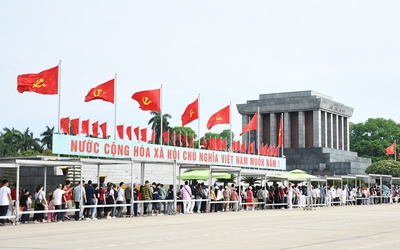 Hơn 20.000 người vào Lăng viếng Chủ tịch Hồ Chí Minh sáng 30/4