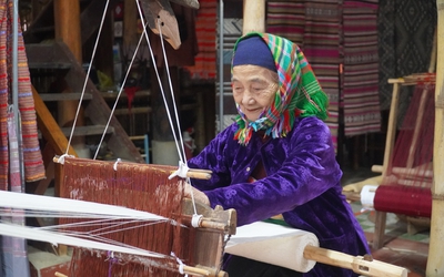 Làng dệt thổ cẩm hút khách nước ngoài ở khu du lịch Pù luông