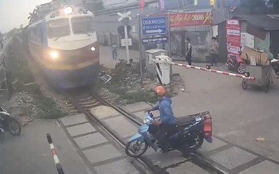 Tài xế xe máy cố tình vượt qua đường ray và cái kết thót tim