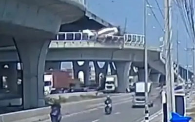 Xe trộn xi măng lao khỏi cầu vượt, rơi xuống đất khi đang vào cua