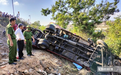 Hiện trường vụ lật xe khách ở Bàu Trắng khiến 4 người tử vong