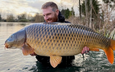 Cần thủ câu được con cá chép khổng lồ nặng gần 29kg