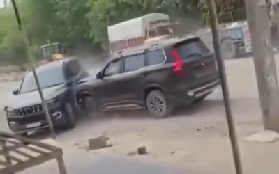 Tranh cãi, 2 tài xế lái ô tô đâm nhau như phim hành động