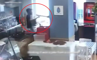 Cầm dao xông vào quán bar, tên cướp hét lên "đưa tiền đây" và cái kết bất ngờ