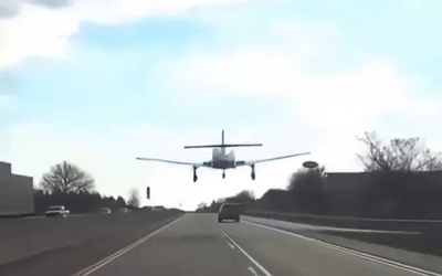 Máy bay bất ngờ hạ cánh khẩn cấp xuống đường cao tốc