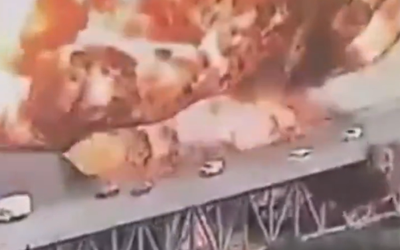 Nổ xe bồn chở nhiên liệu, ngọn lửa "nuốt chửng" cây cầu lớn