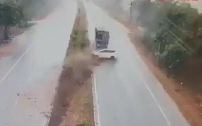 Lao như tên bắn trên đường, ô tô con bị xe tải đâm trúng