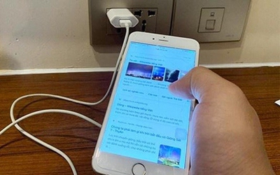 Vì sao nhiều người tê tay khi dùng điện thoại đang sạc?