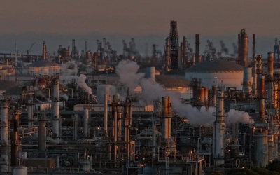 Giá dầu giảm mạnh khi Iran mở cửa Hormuz