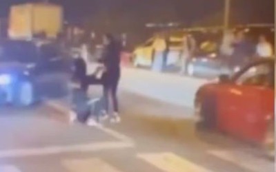 Quỳ gối cầu hôn người yêu giữa phố, người đàn ông bị ô tô đâm trúng