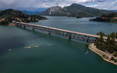 Bé trai 5 tuổi nhảy xuống hồ bơi khi cha mẹ chưa kịp phản ứng, bi kịch xảy ra sau đó