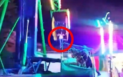 Trò chơi cảm giác mạnh bị hỏng, cô gái lơ lửng giữa không trung