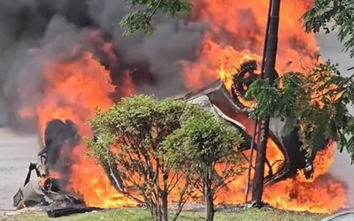 Ô tô lao nhanh như “tên bắn”, người dân kịp cứu cụ bà khỏi xe lật trước khi bốc cháy