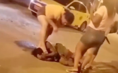 Người phụ nữ đấm tên cướp bất tỉnh trên phố