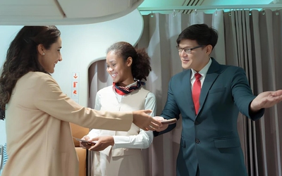 Đằng sau hành động cúi chào của tiếp viên ở cửa máy bay, nhiều người không biết