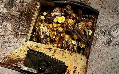 Anh thợ sửa ống nước sốc nặng khi nhặt được kho báu chứa 30kg tiền vàng